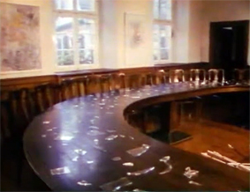 Sitzungstisch, Glasscherben, Pfeile - Bad Bergzabern